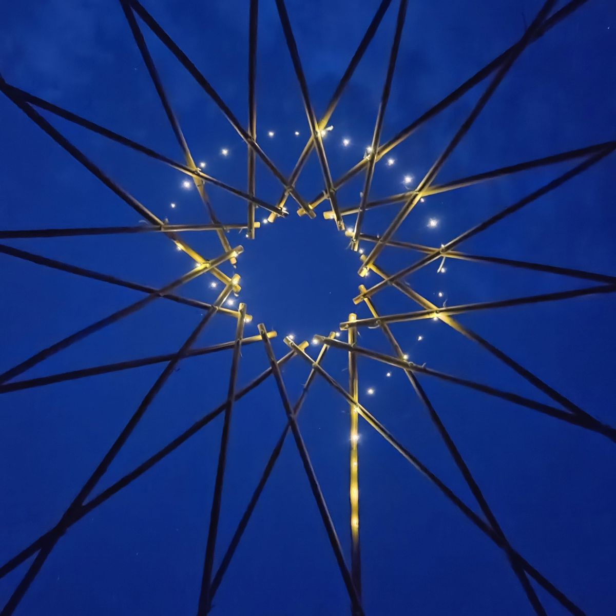 Detalle de la corona de la FlexYurt iluminada de noche
