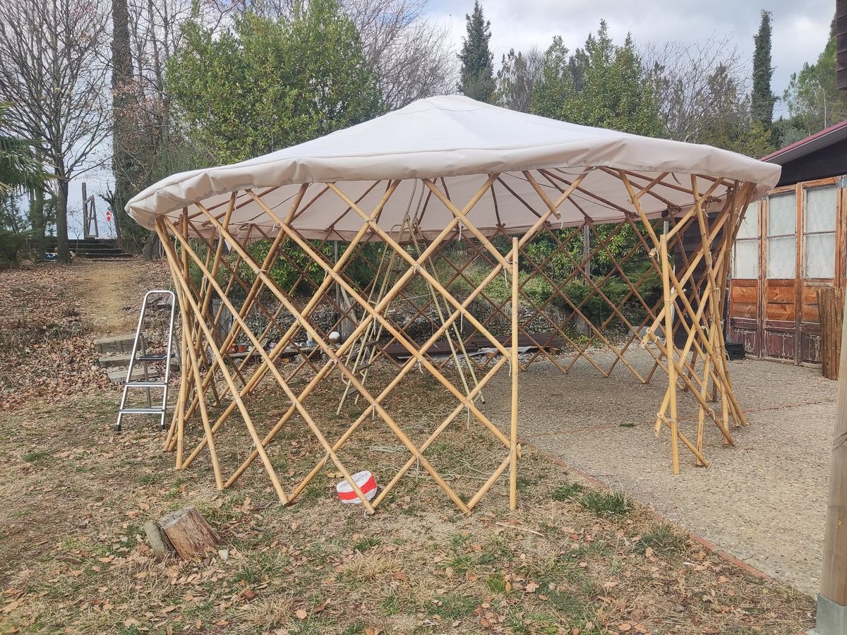 Estructura grande de FlexYurt de bambú montada en un jardín