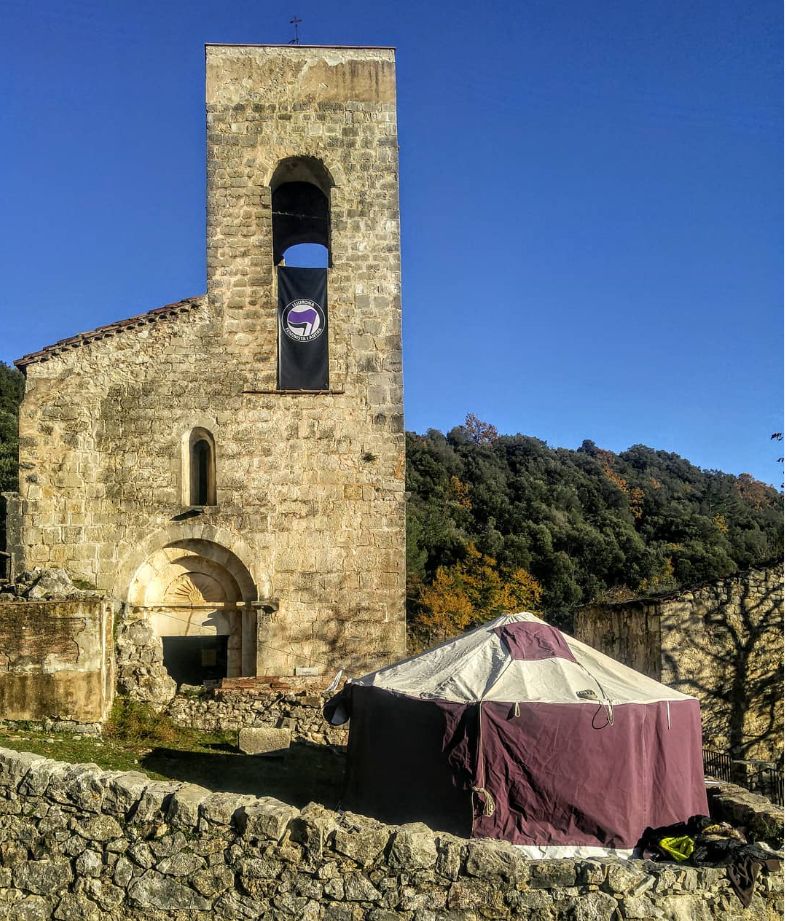 FlexYurt montada junto a una iglesia románica