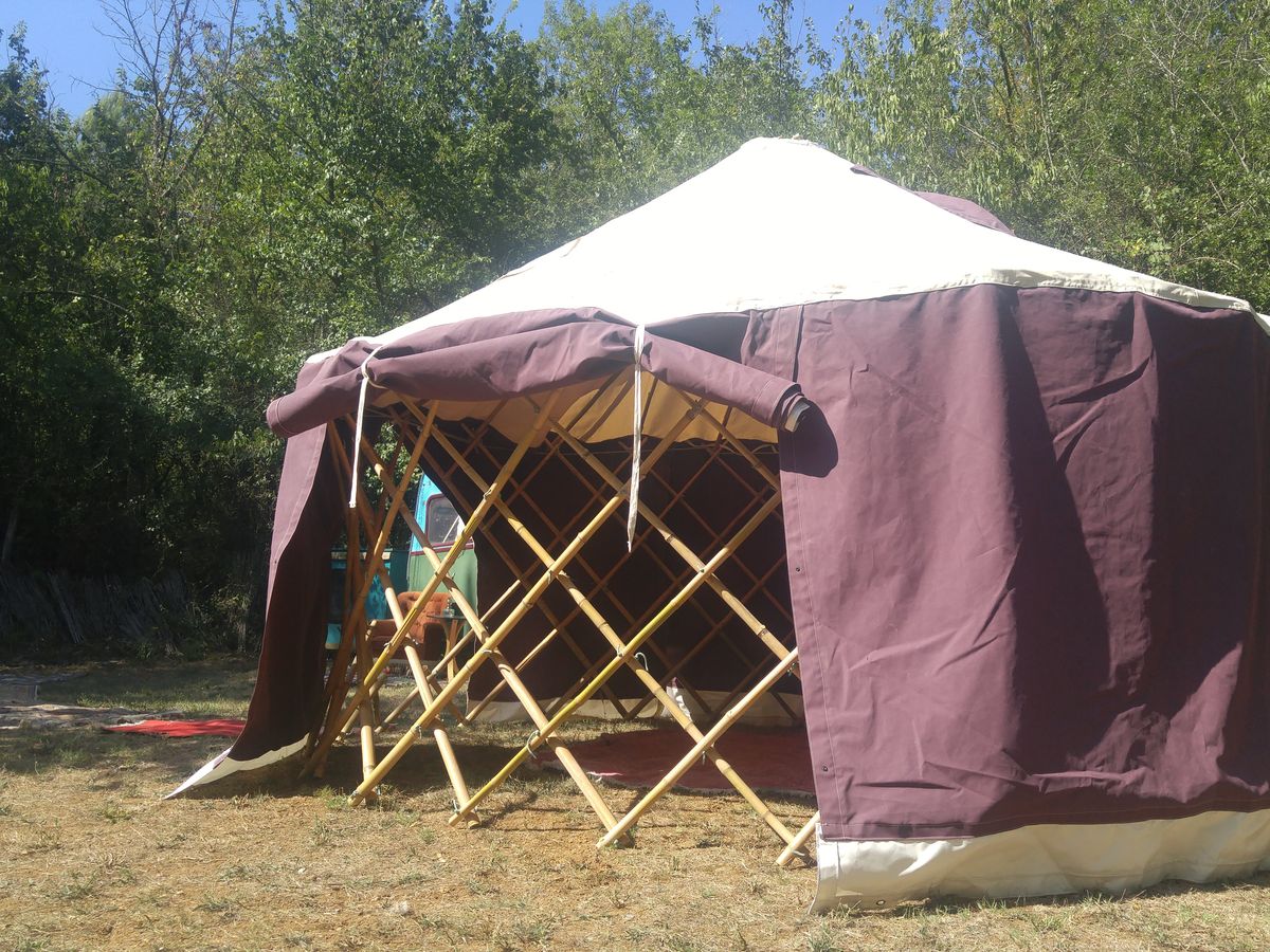 Montaje de la lona exterior abierta sobre la estructura de bambú de la FlexYurt
