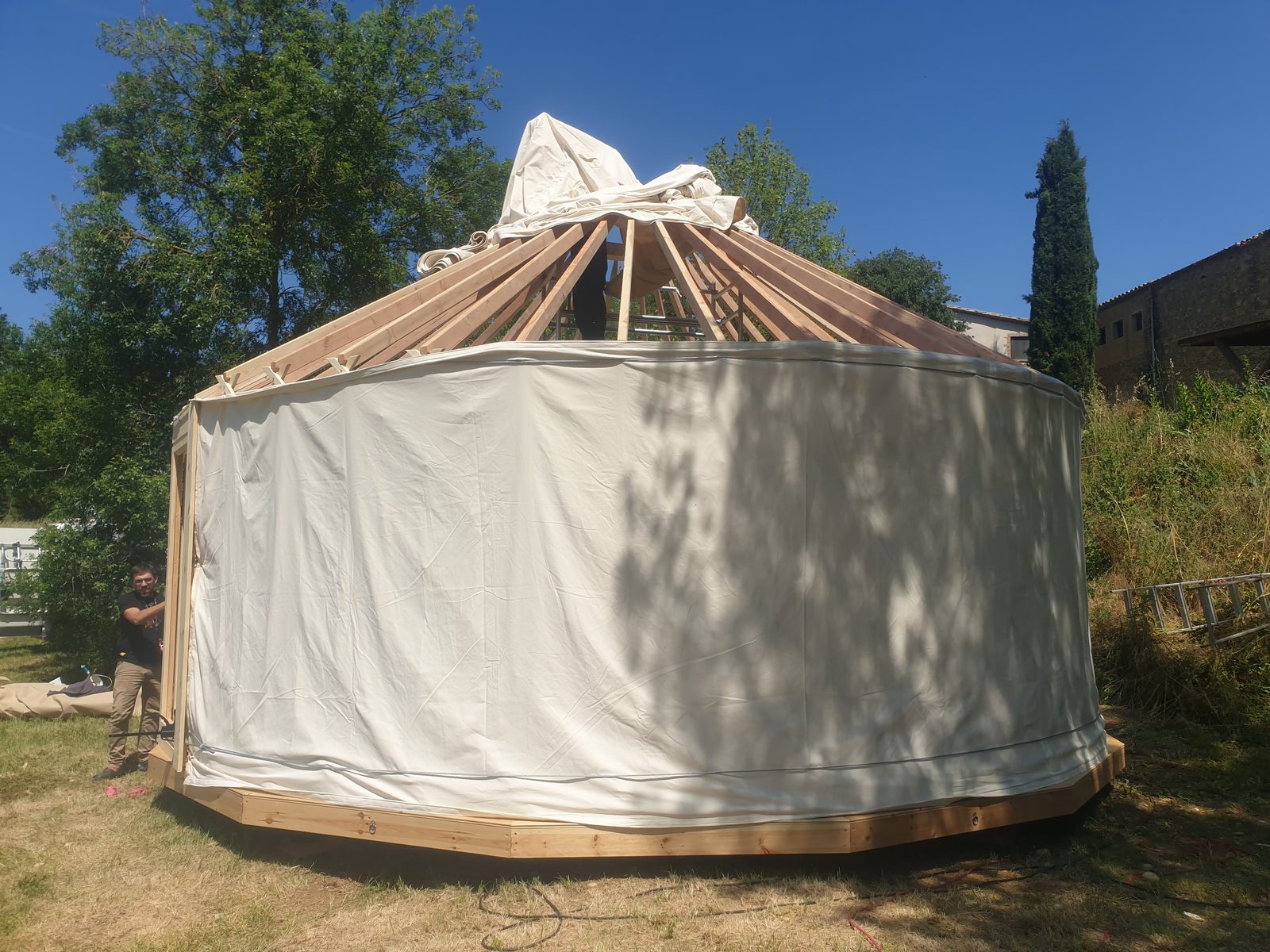 Montaje exterior de yurta moderna con lona blanca