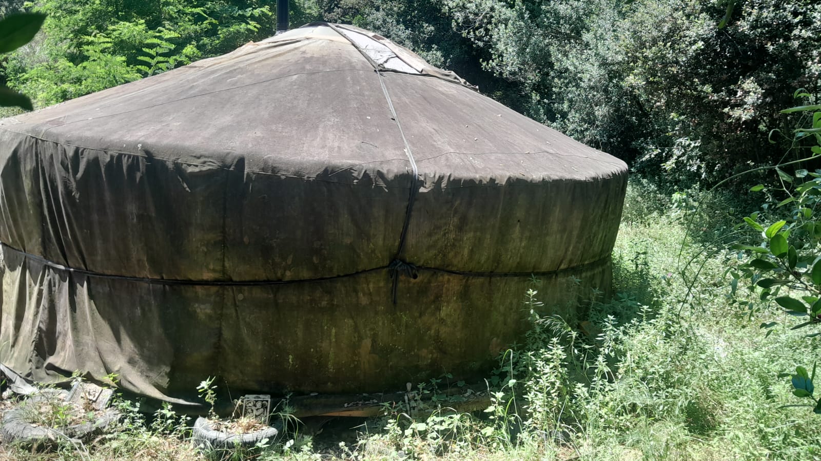 Yurta con telas muy deterioradas antes del mantenimiento — estado inicial