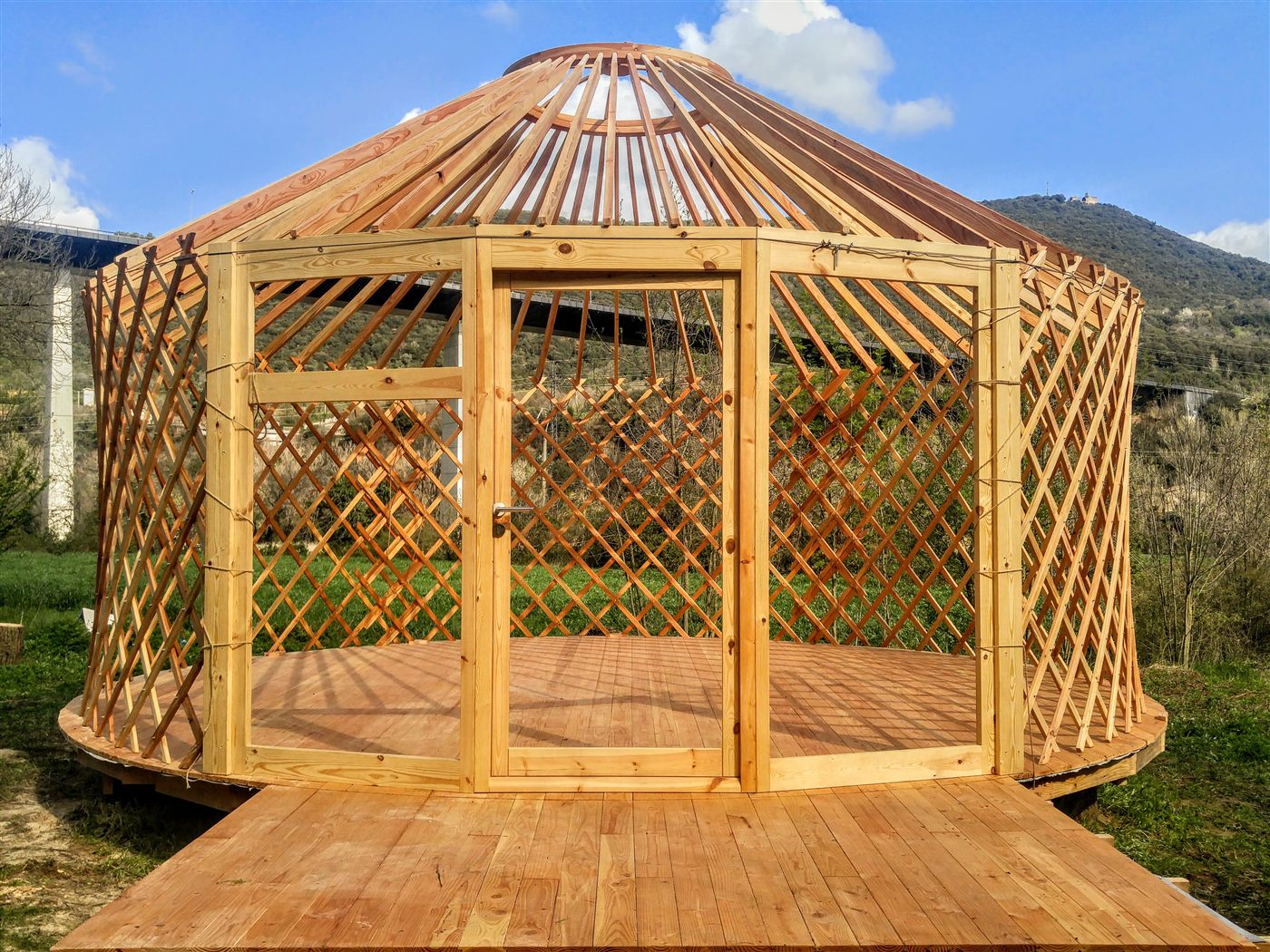 Estructura de yurta moderna recién montada