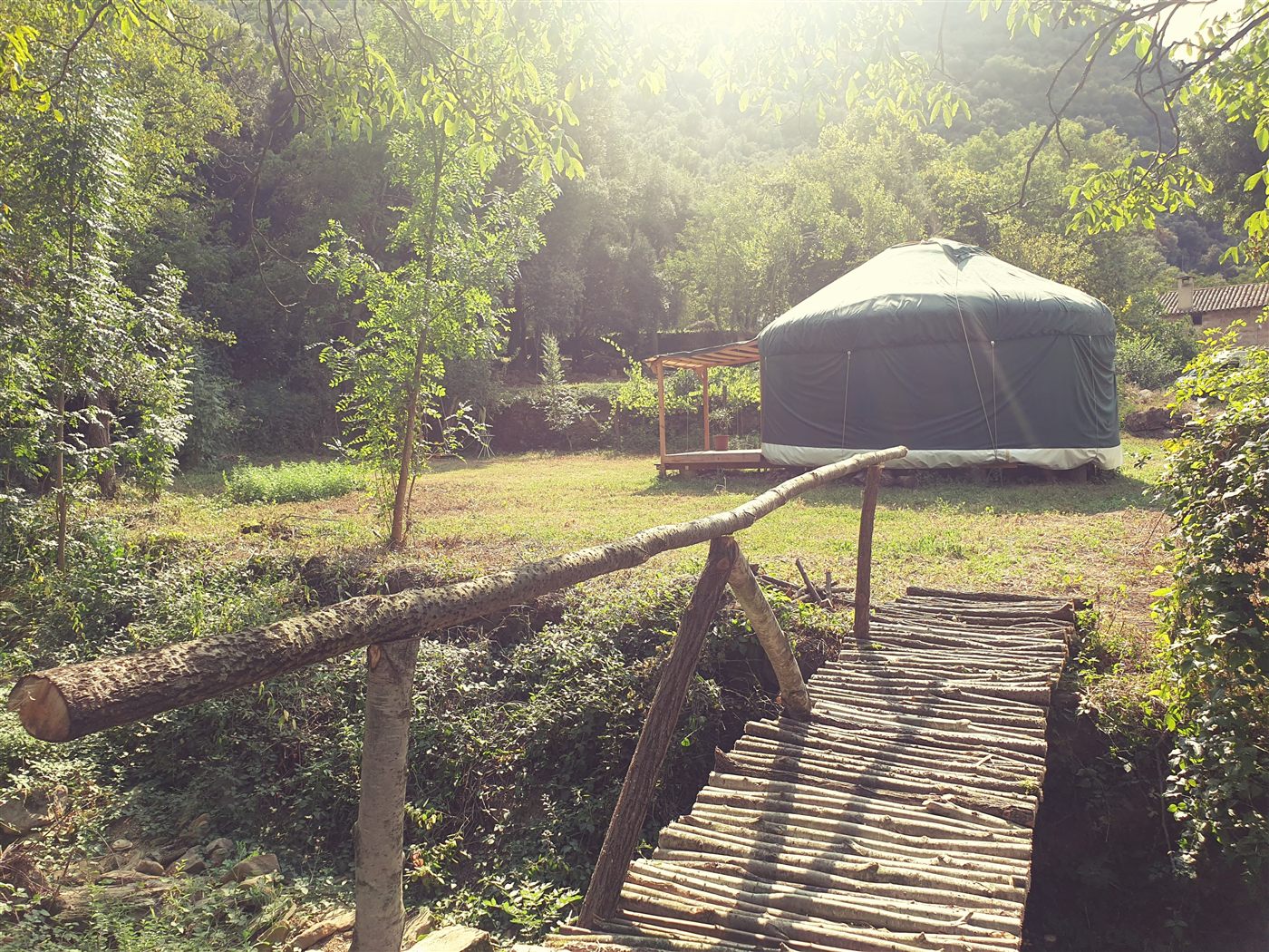 Yurta de glamping en entorno natural